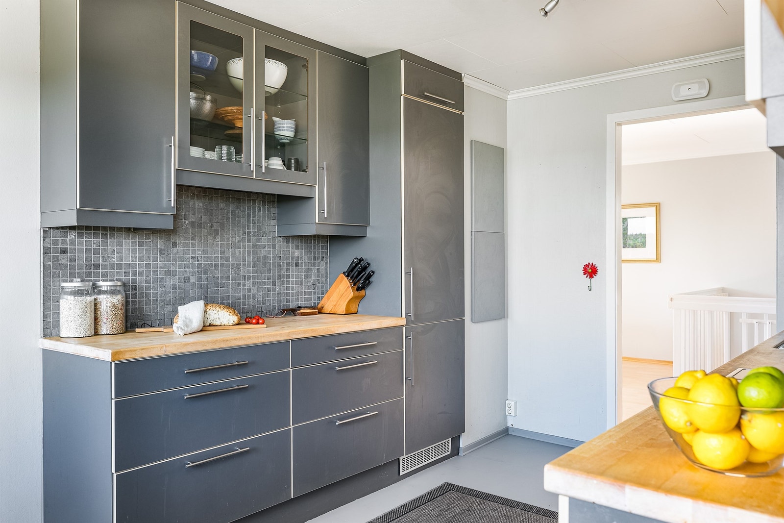 Underlimt vask utgjør en liten, men betydningsfull detalj ved kjøkkenet. Benkeplatene er av heltre. Galleribilde