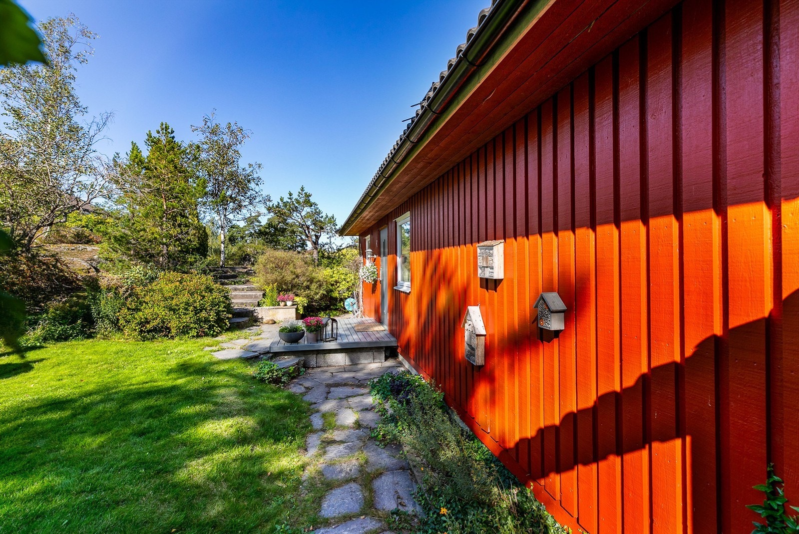 Gangpassasje er anlagt over fjellet mellom garasjen og inngangspartiet. Galleribilde