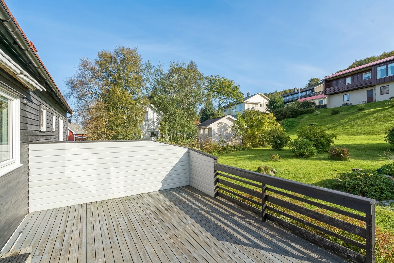 Terrasse på baksiden av boligen gir deg mulighet til å sitte ute når ettermiddagssolen skinner Galleribilde