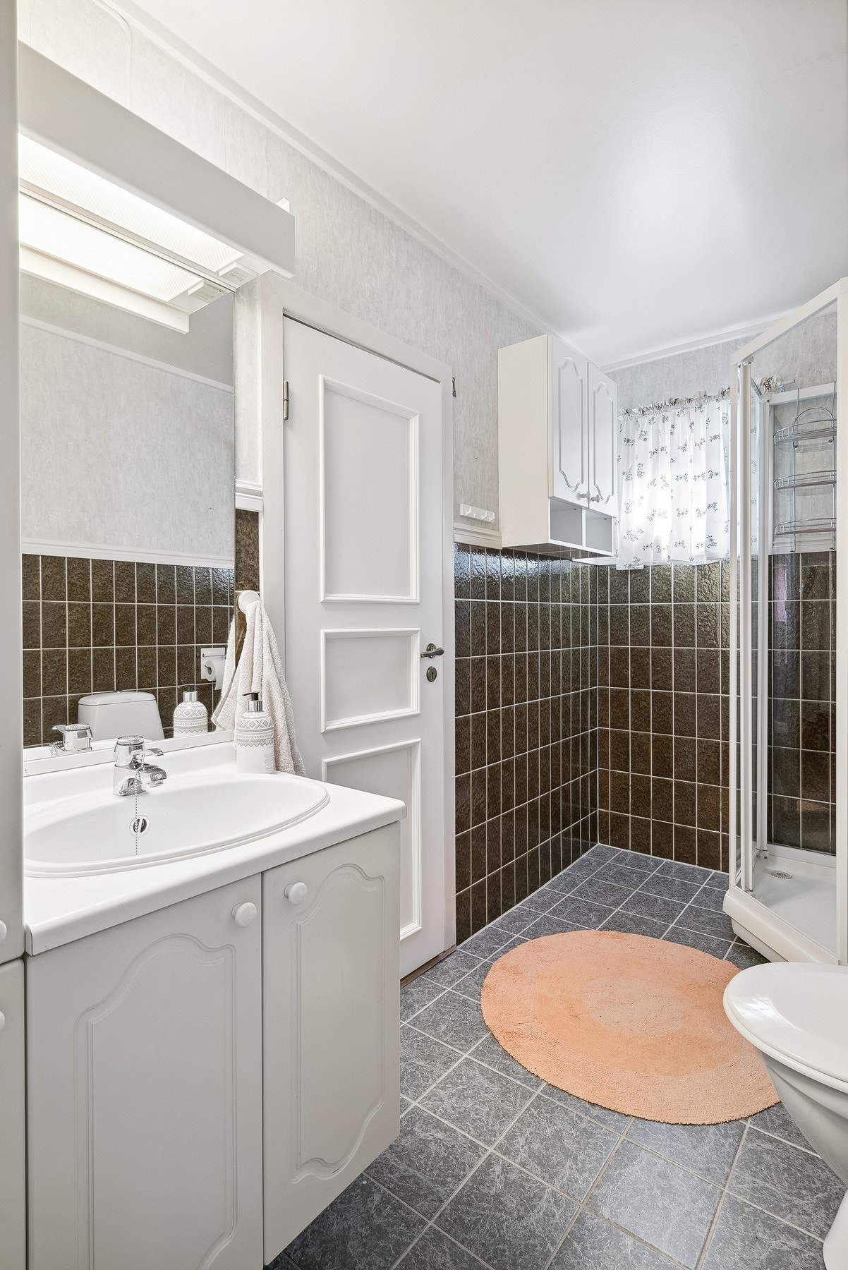 Badet i hovedetasjen har adkomst fra gangen og direkte fra hovedsoverommet Galleribilde