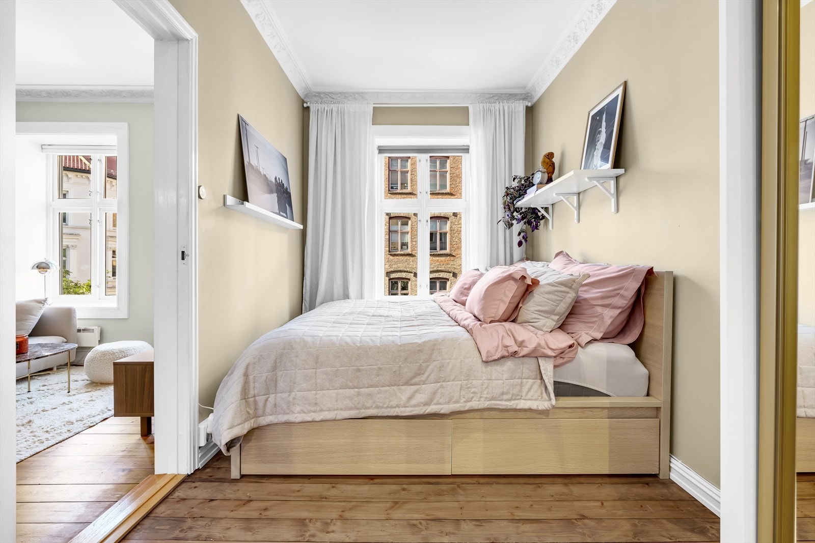 Lyst og behagelig soverom med plass til dobbeltseng (180cm bred seng avbildet). Galleribilde