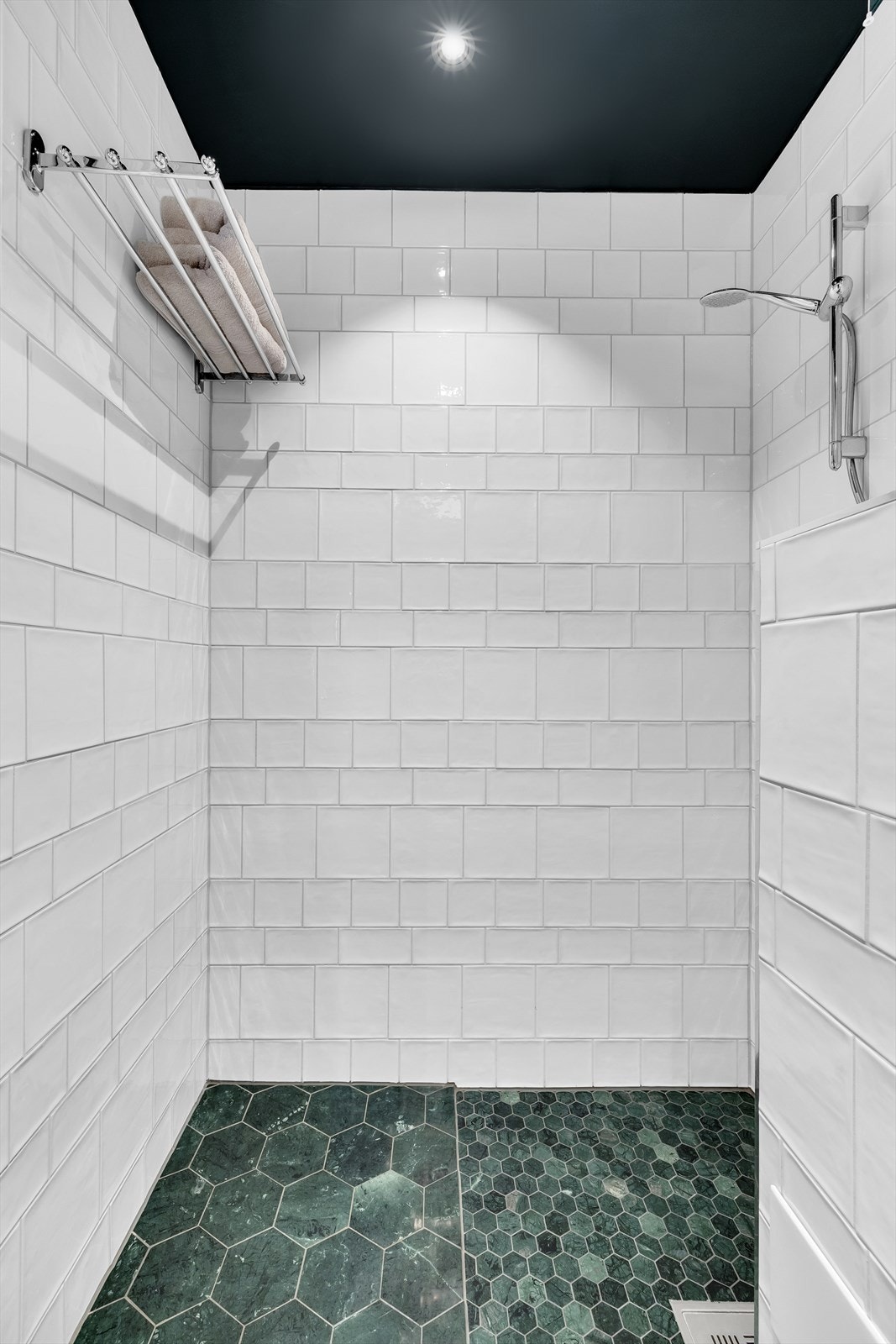Ekte marmor hexagon fliser på gulv og hexagon mosaikkfliser i dusjsonen. Downlights i himling og varme i gulv. Galleribilde
