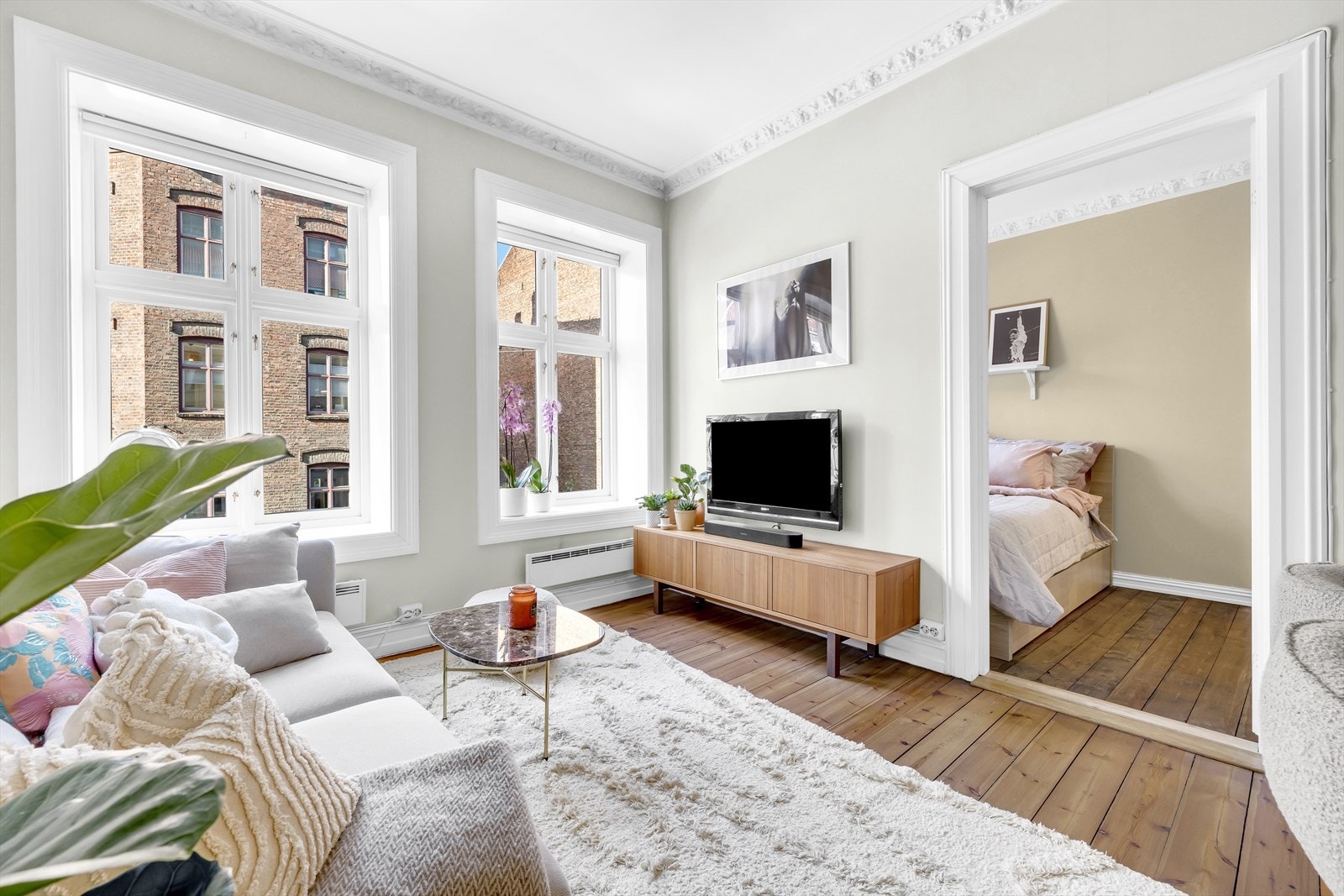 Pent heltre gulv i stuen og på soverommet. Galleribilde
