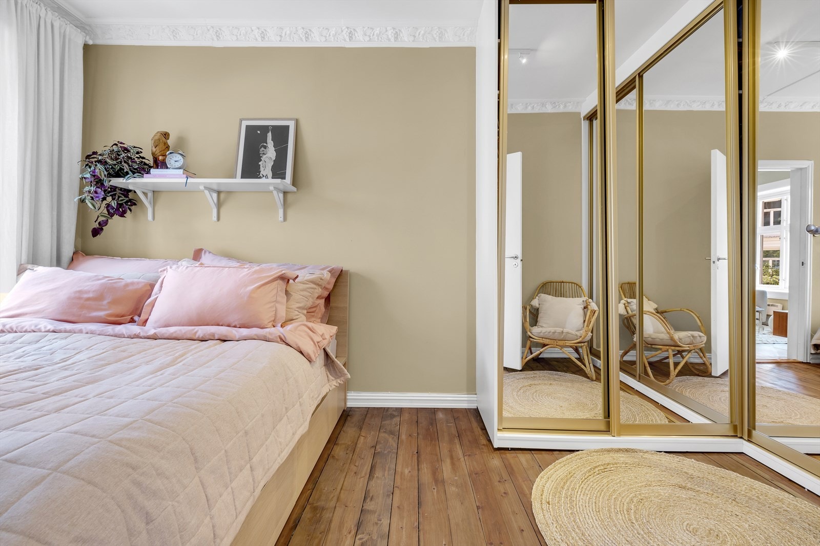 Stor plassbygget skyvedørsgarderobe på soverommet. Galleribilde