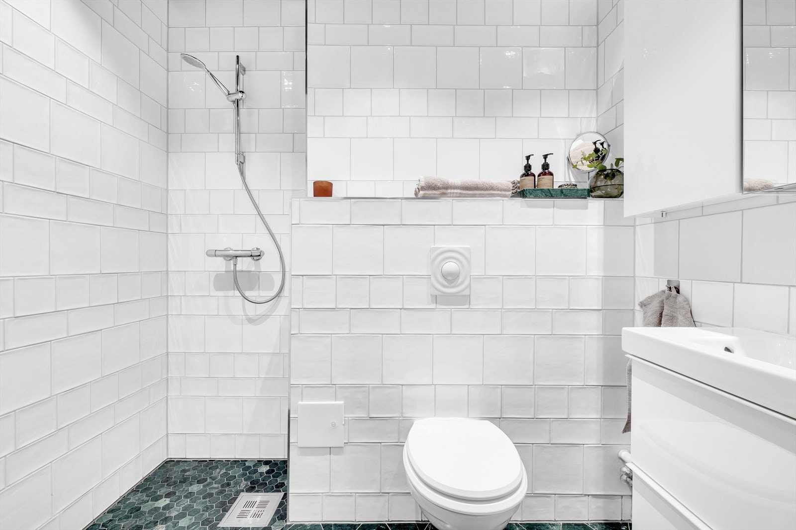 Pent flislagt renovert i 2018 med dusj, wc og servant. Galleribilde