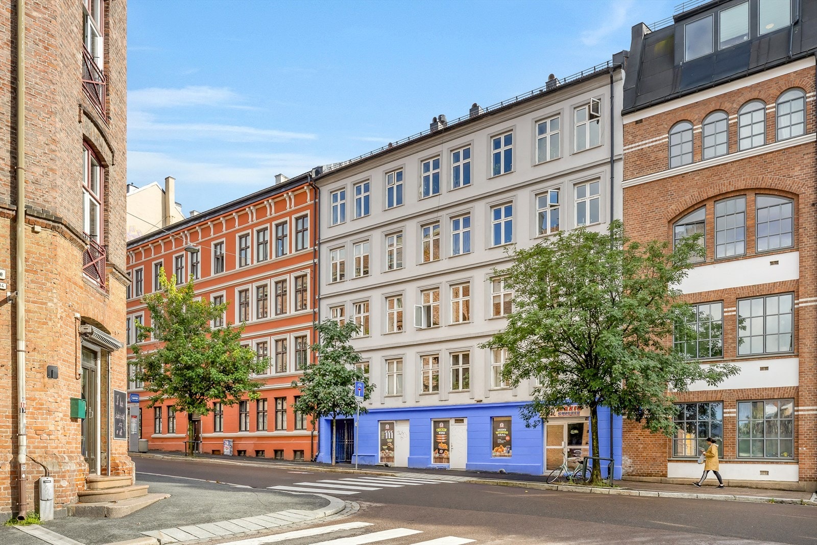 Tøyengata er sperret for gjennomkjøring ved Jens Bjelkes gate like ovenfor som gjør det umiddelbare nærområdet svært rolig og lite trafikkert. Galleribilde