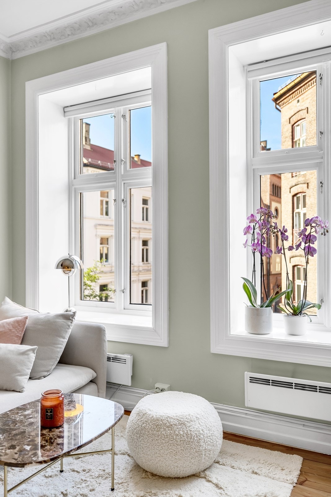 Store vinduer vendt mot en rolig gate med utsikt til klassisk bebyggelse. Galleribilde