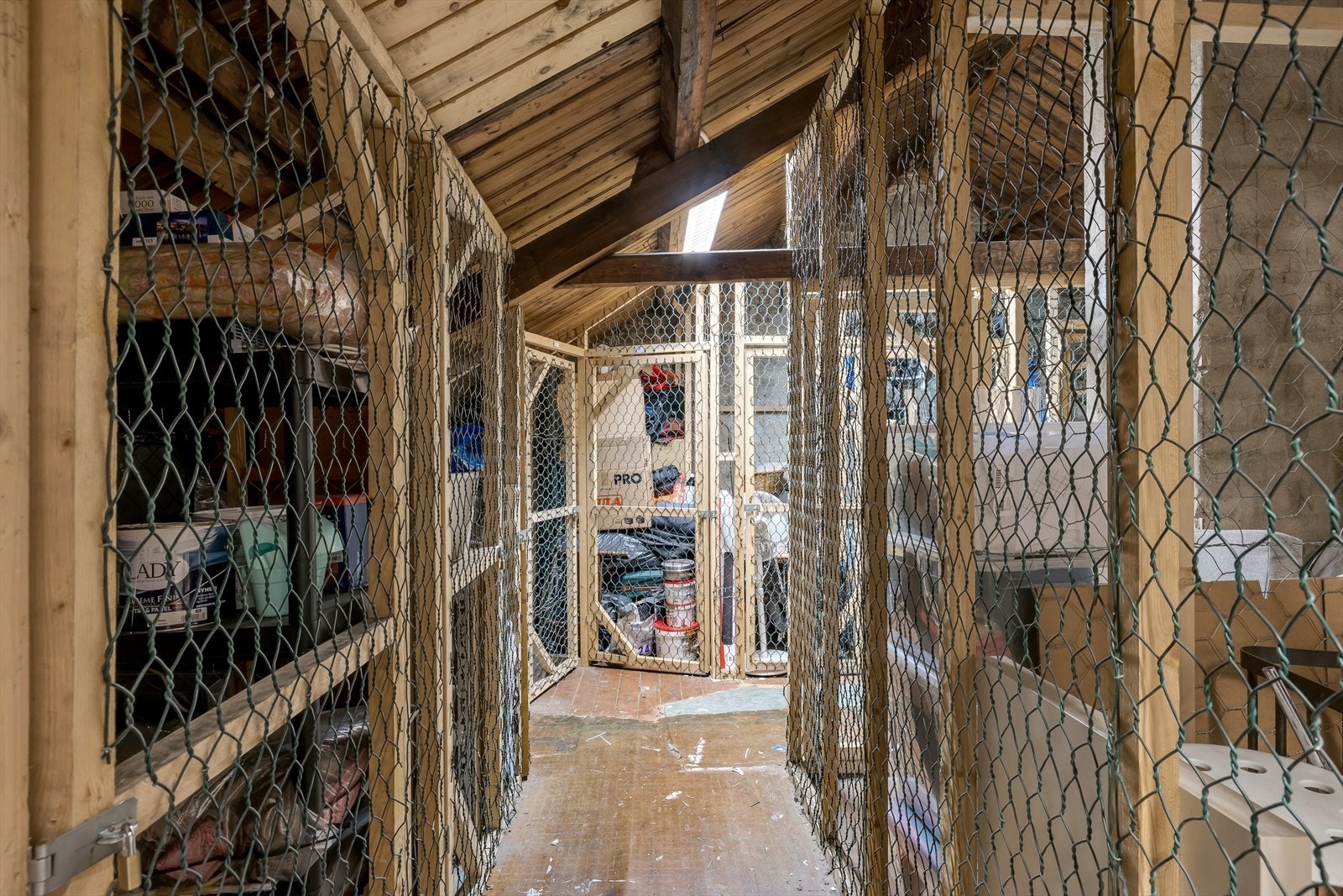 Tørr og god loftsbod på 5,2 m² med skråtak. Galleribilde