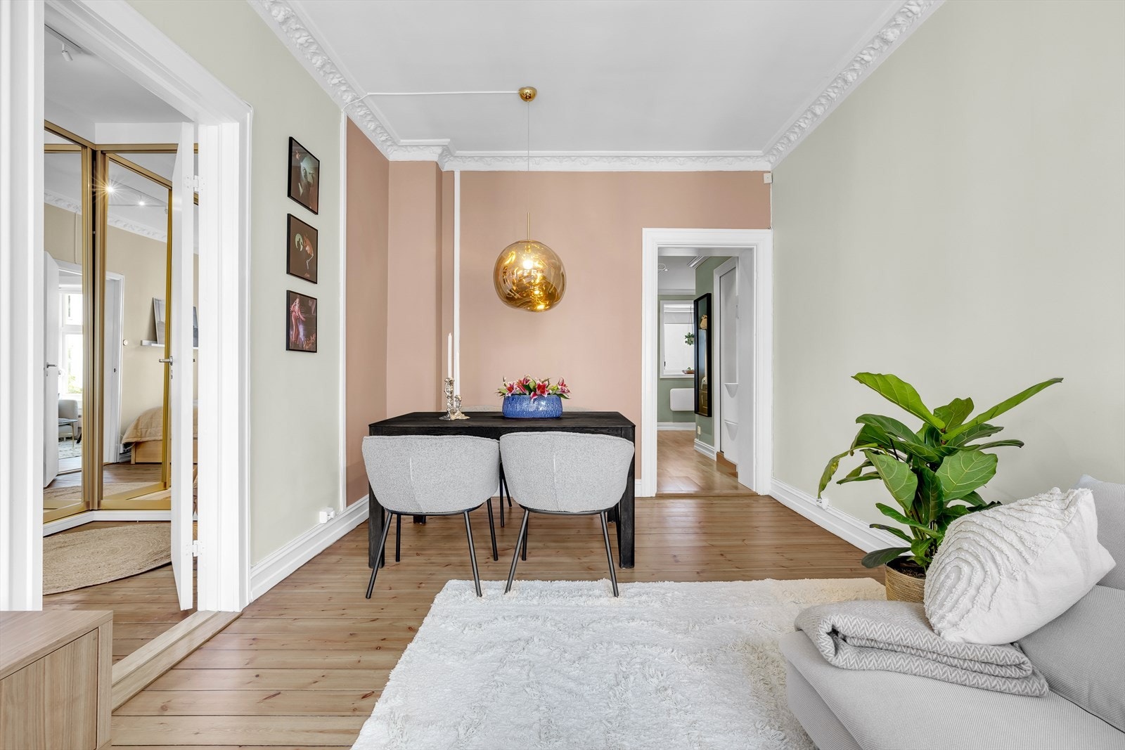 Leiligheten er gjennomgående og har svært gode lysforhold. Galleribilde