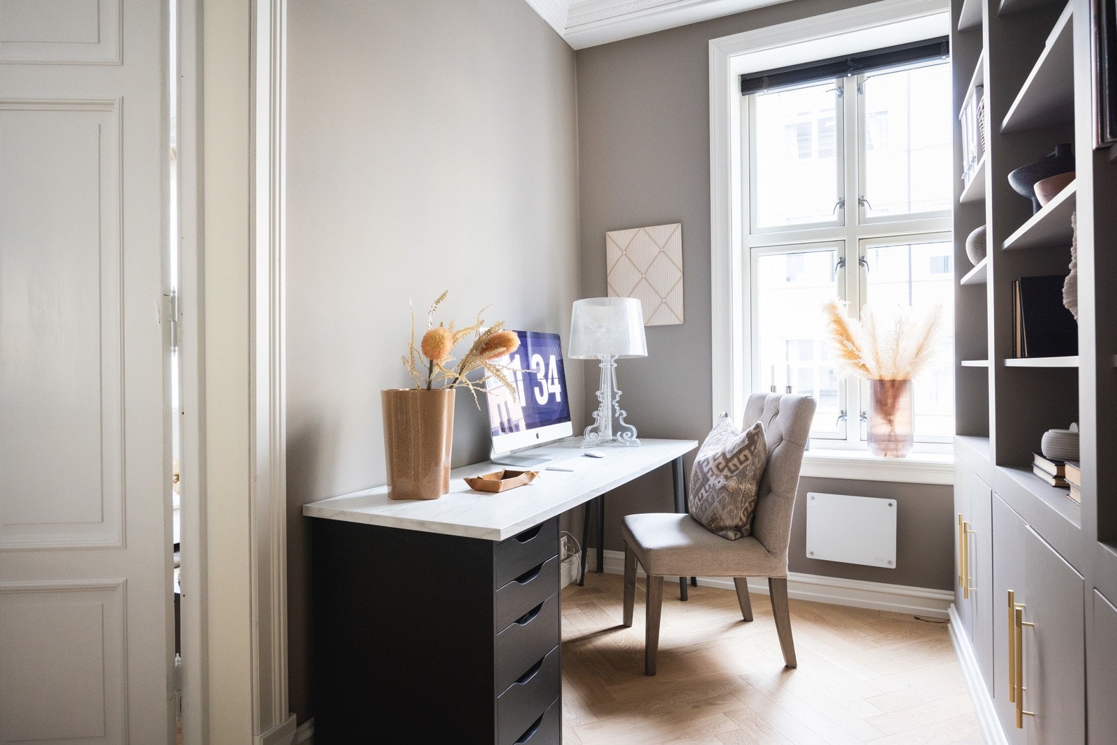 Det er god plass til skrivepult, seng, eller annet møblement. Galleribilde