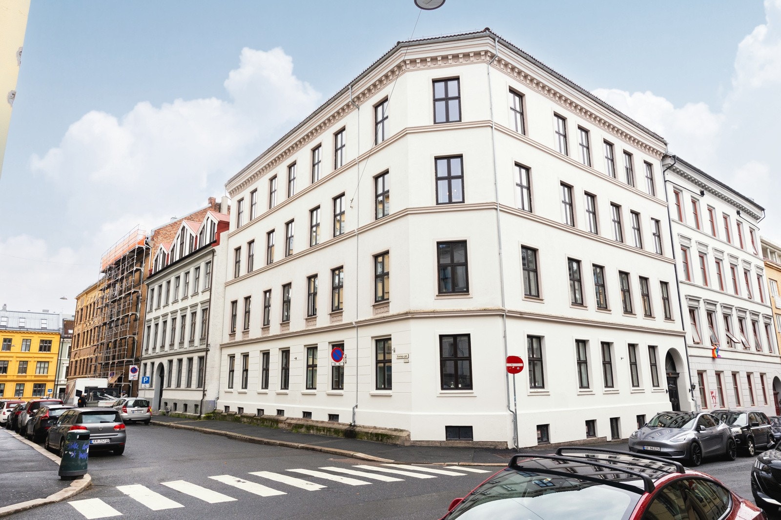 Fasade. Her bor du i rolige og hyggelige omgivelser, samtidig som du har kort vei til "alt" av fasiliteter. Galleribilde