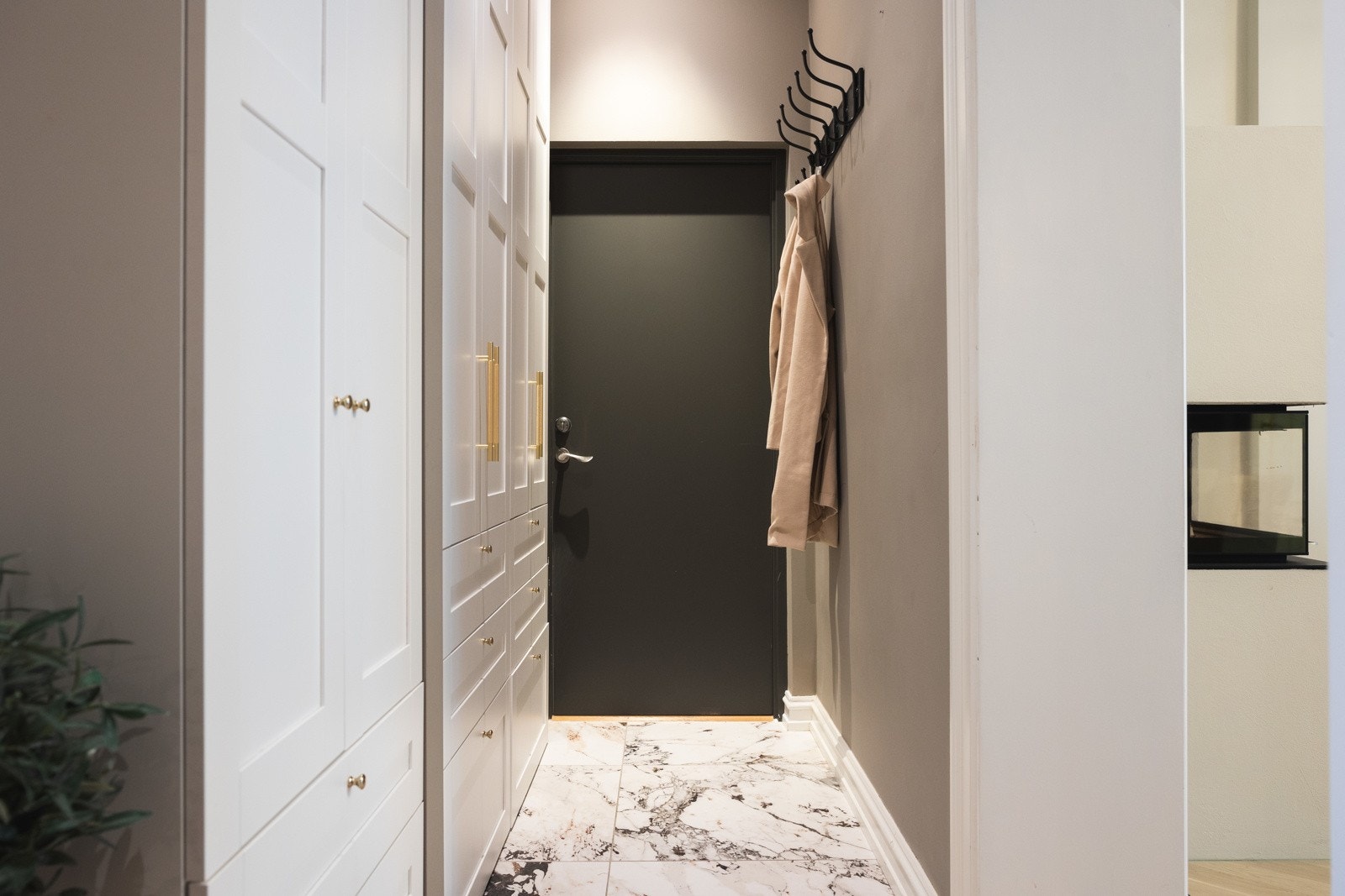 Innbydende entré med lekre fliser med gulvvarme og downlights i himling. Det er god plass til oppbevaring av yttertøy og sko i garderobeskapene. Galleribilde