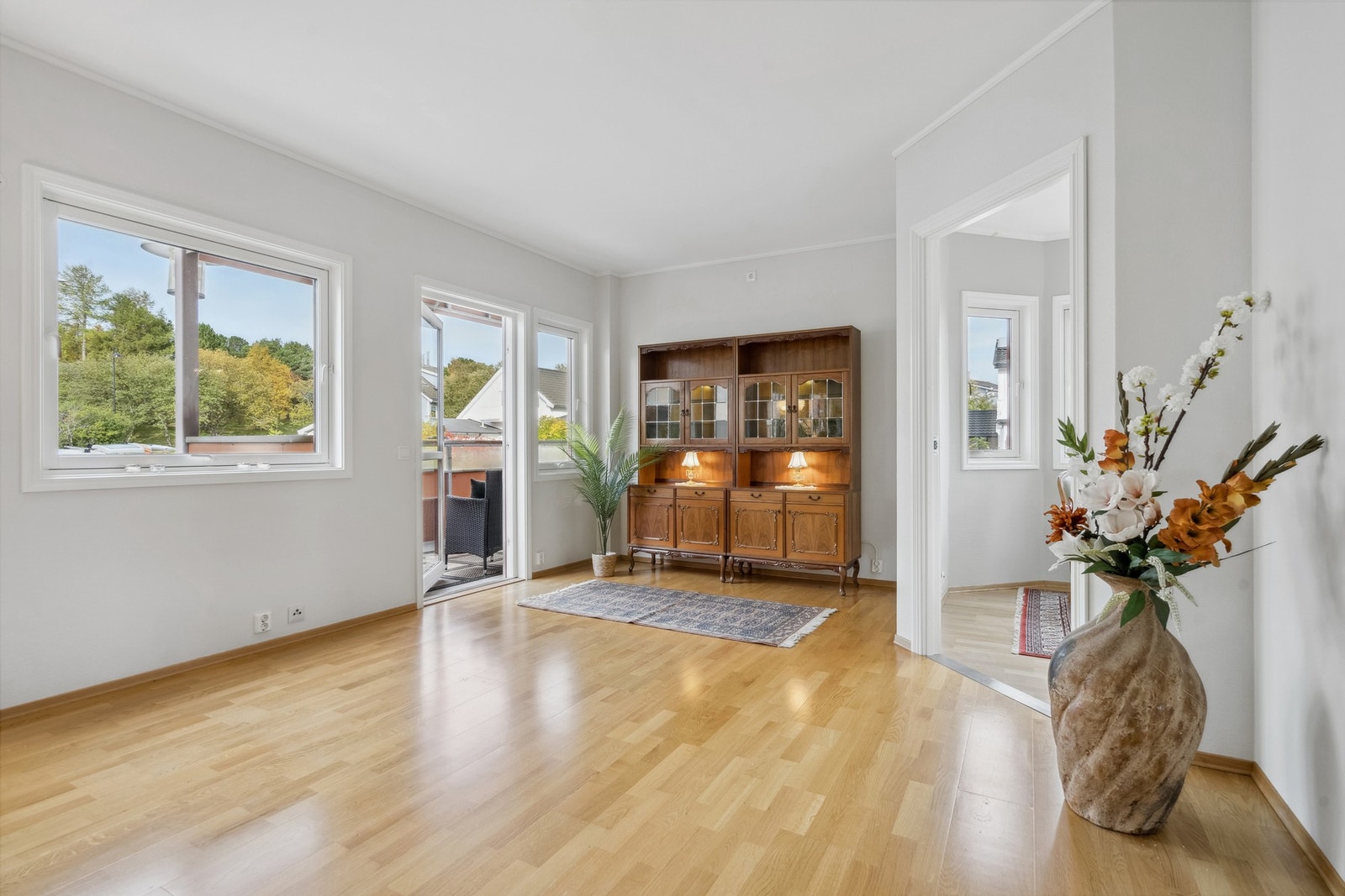 Fra stuen er det utgang til balkong. Galleribilde