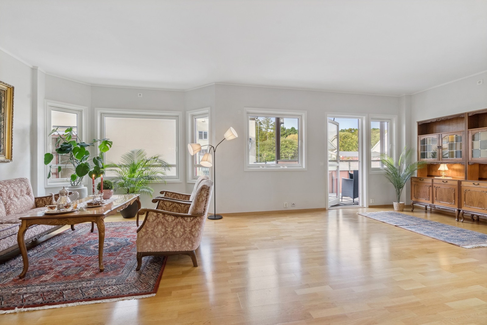 Stuen oppleves romslig med plass til flere sittegrupper. Galleribilde