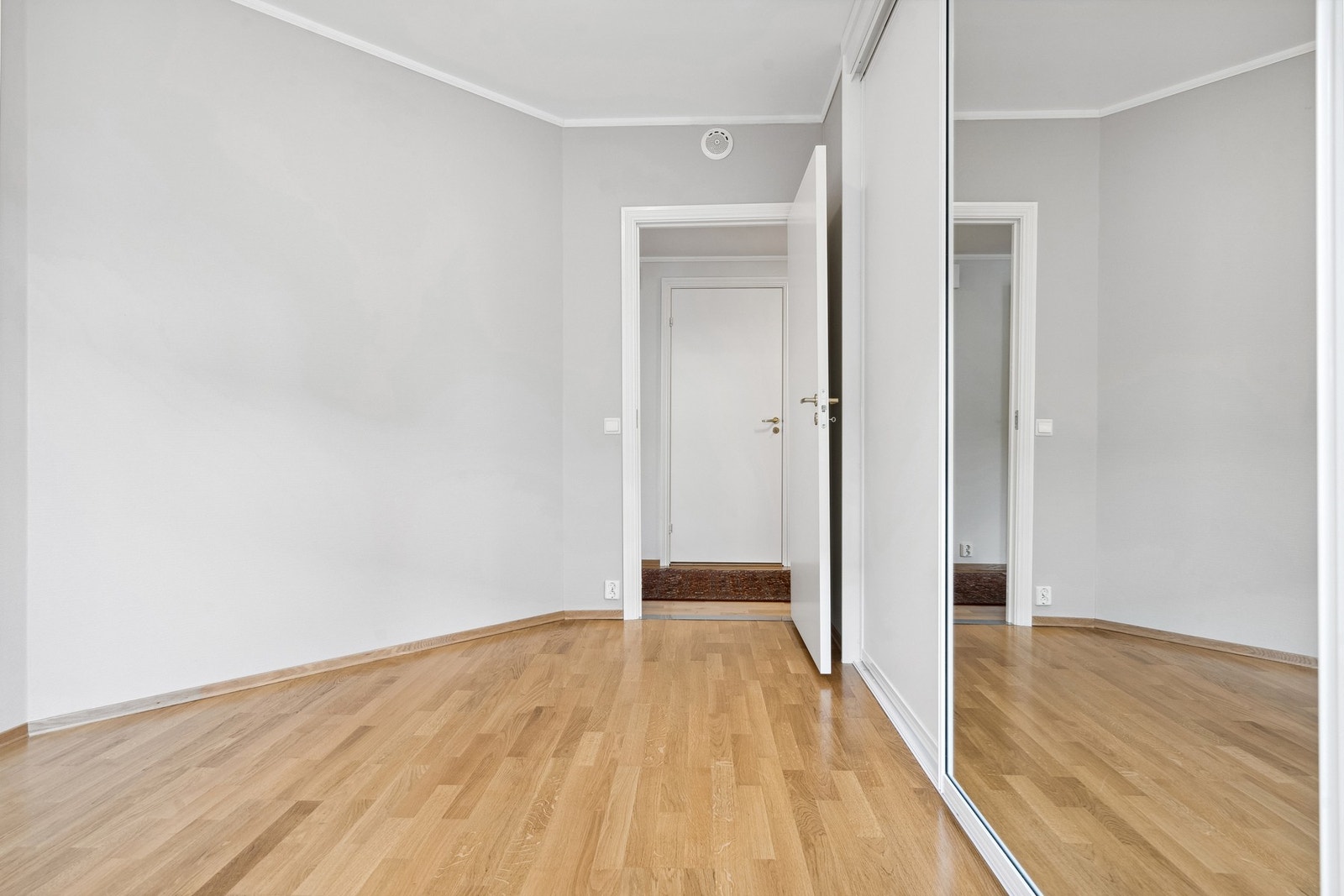 Begge soverommene har stor skyvedørsgarderobe. Galleribilde