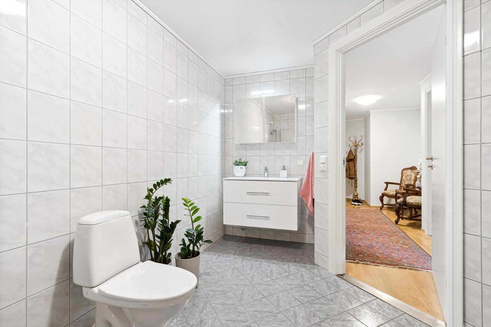 Pent flislagt bad med varme i gulv. Galleribilde
