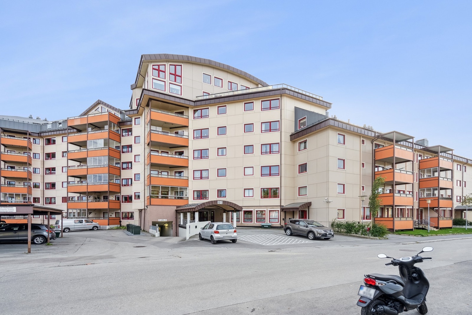 Leiligheten har i tillegg til hovedinngang enkel adkomst i 1.etasje fra sideinngang, og nesten rett inn i leiligheten. Galleribilde