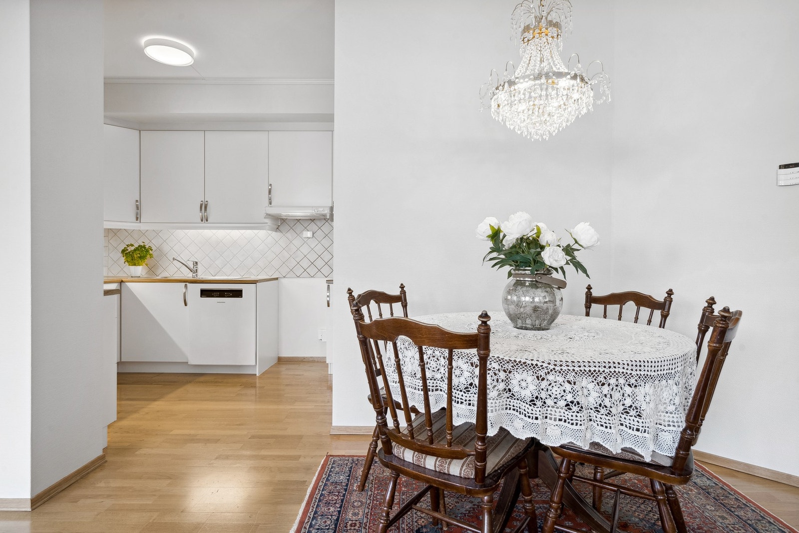 God plass til spisebord i tilknytning til kjøkkenet. Galleribilde
