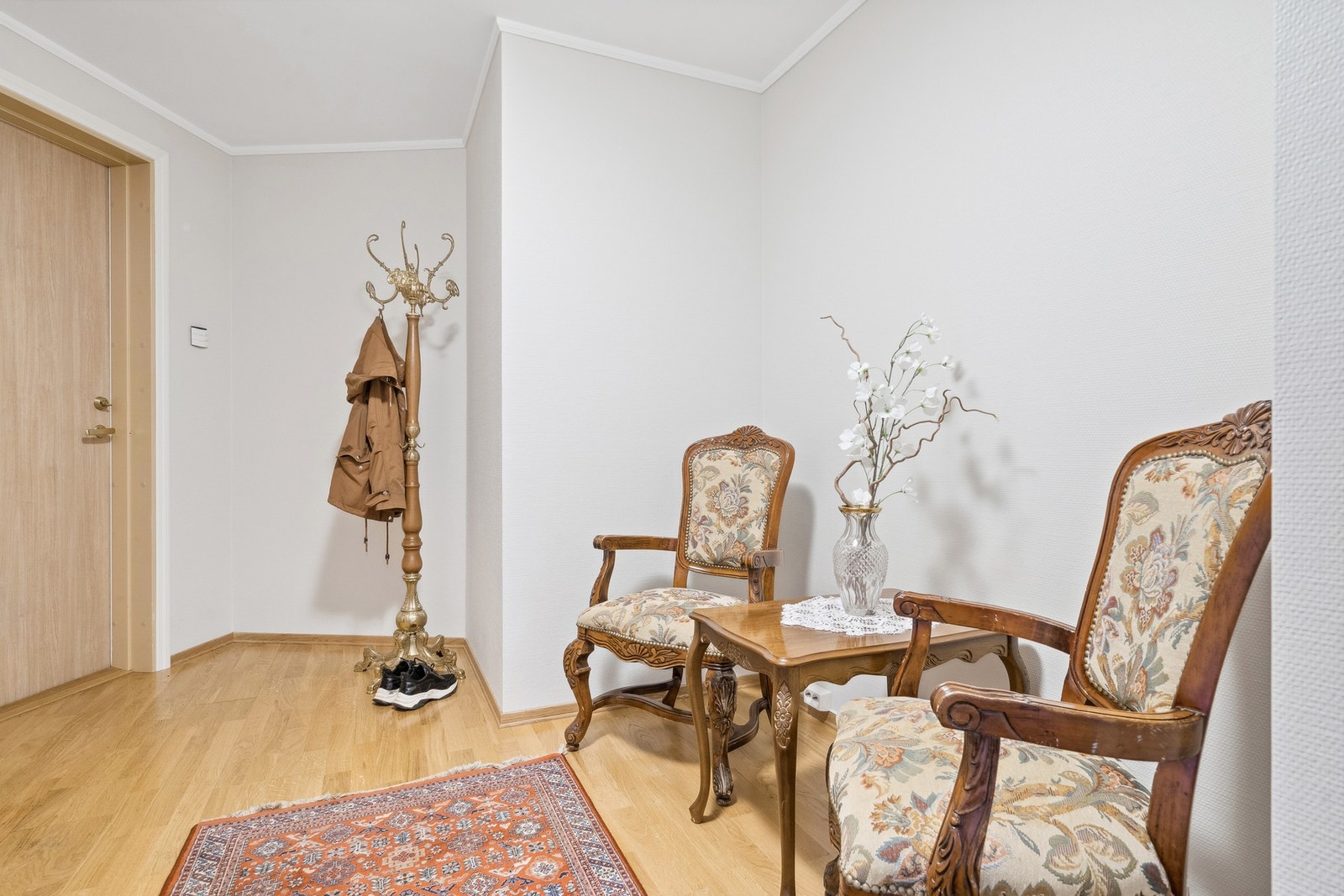 Lys og trivelig entré med god plass for oppbevaring av yttertøy og sko. Galleribilde