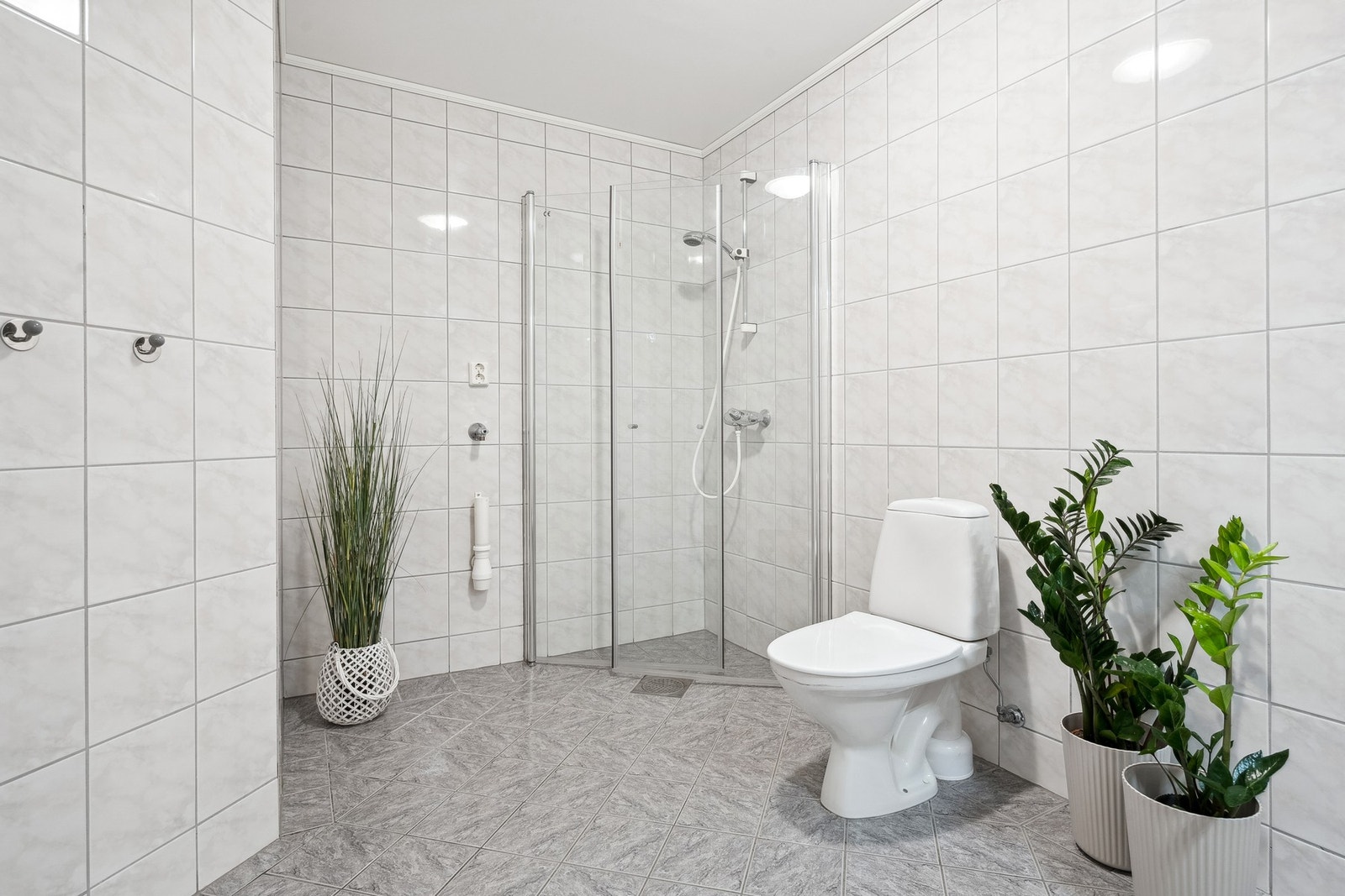 Badet er romslig. Ny baderomsinnredning og dusjvegger i 2023. Galleribilde