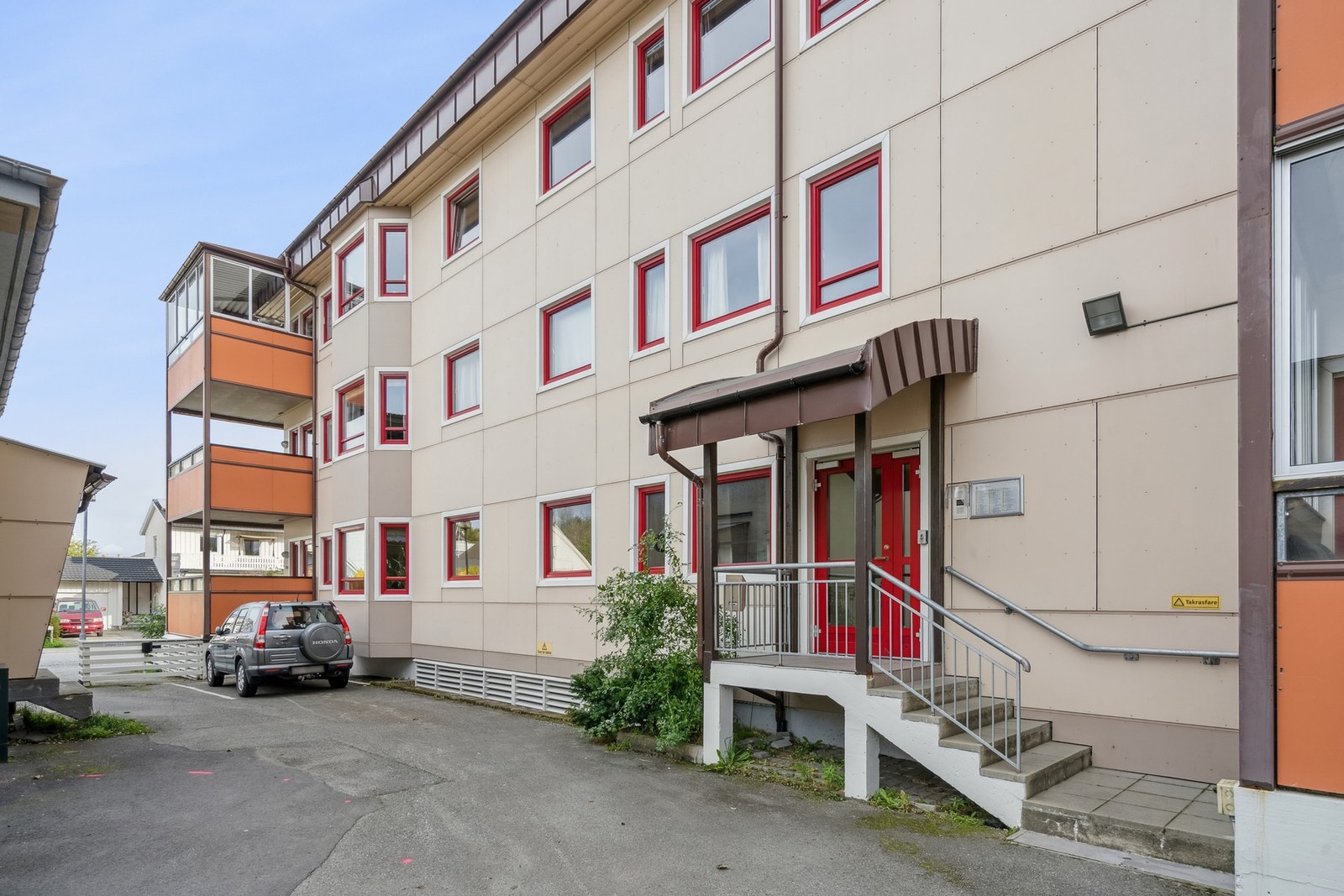 Sideinngang med enkel adkomst til leiligheten. Galleribilde