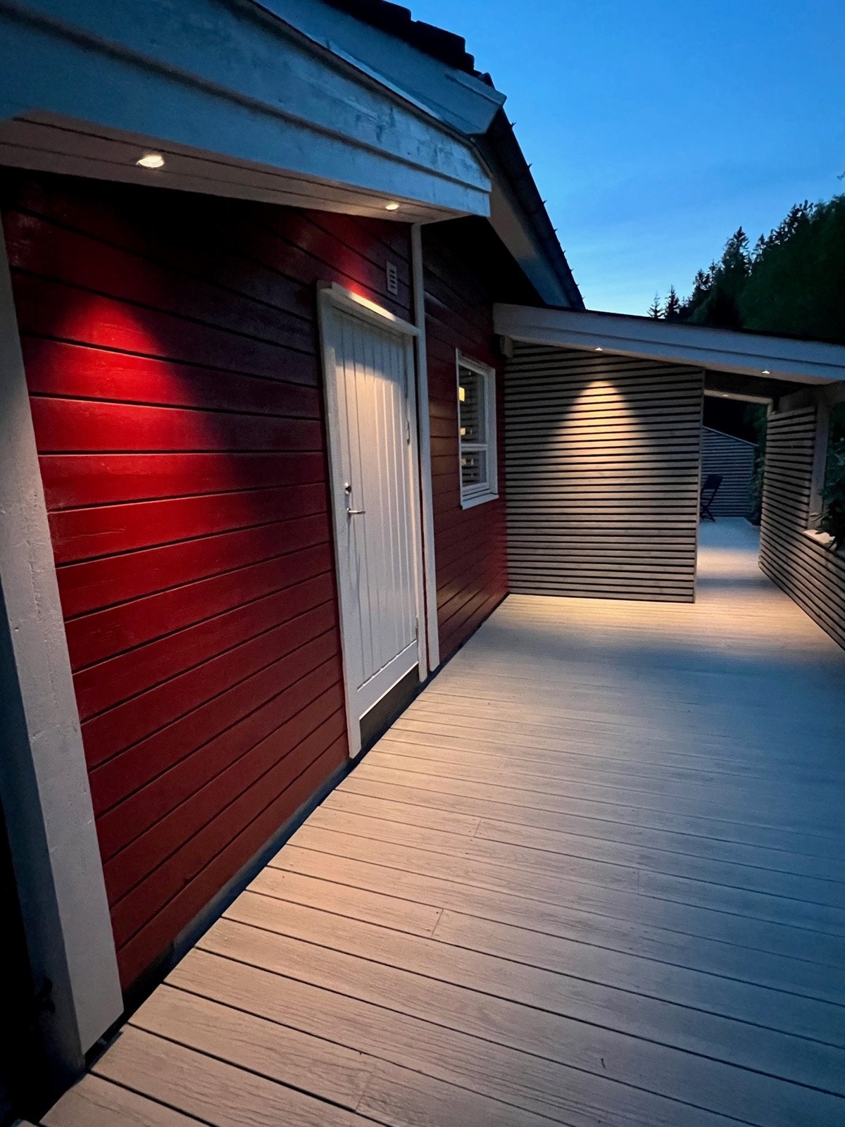 Kveldsbilde som viser utebelysningen. Terrasse og utebod fra 2014 Galleribilde