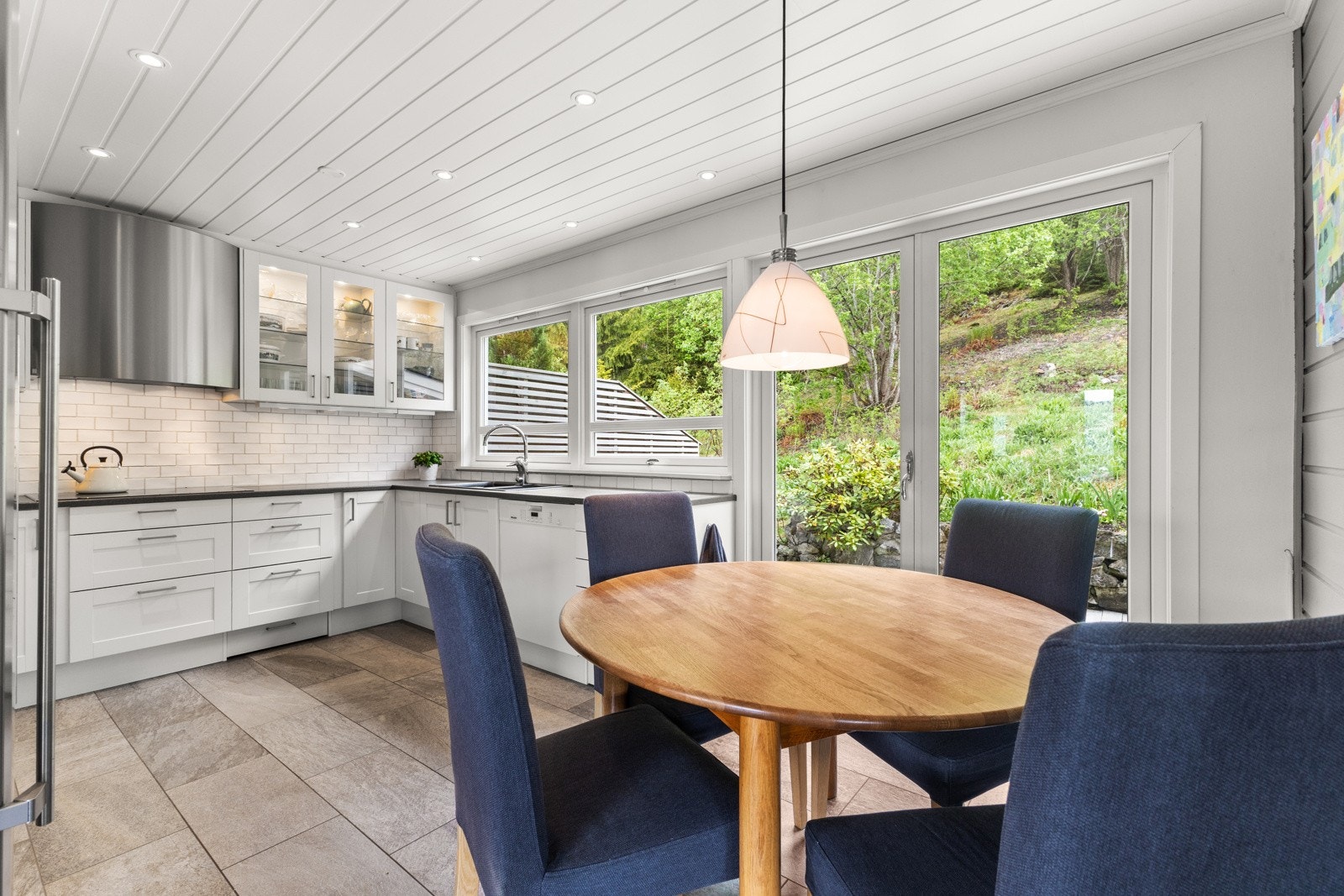 Romslig kjøkken fra 2013. Store vinduer med utsikt til skogen Galleribilde