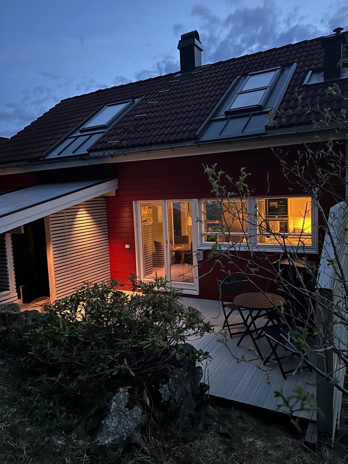 Kveldsbilde som viser utebelysningen på kjøkkensiden - privat foto. Galleribilde