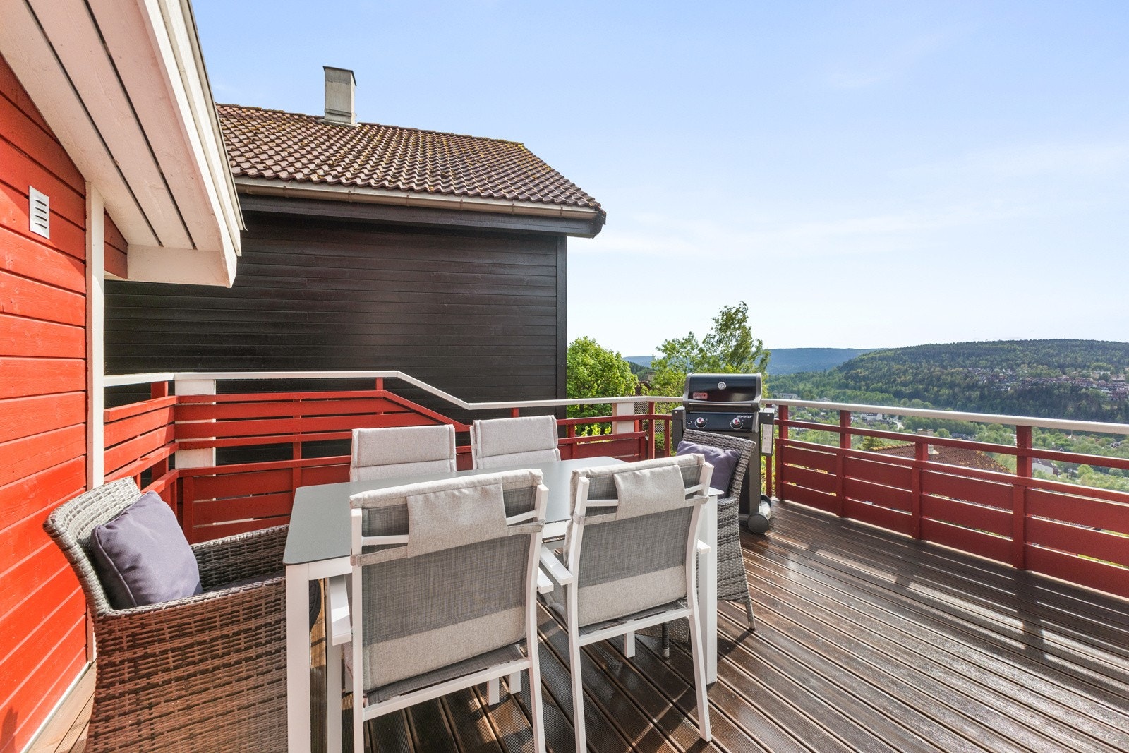 Sydvent altan ut fra stuen har god plass til møblering og er på 17 kvm. Galleribilde