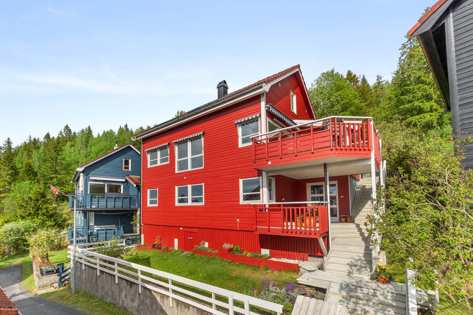 Innholdsrik enebolig over tre plan med arealeffektiv planløsning. Overbygget inngangsparti i U. etg. Galleribilde