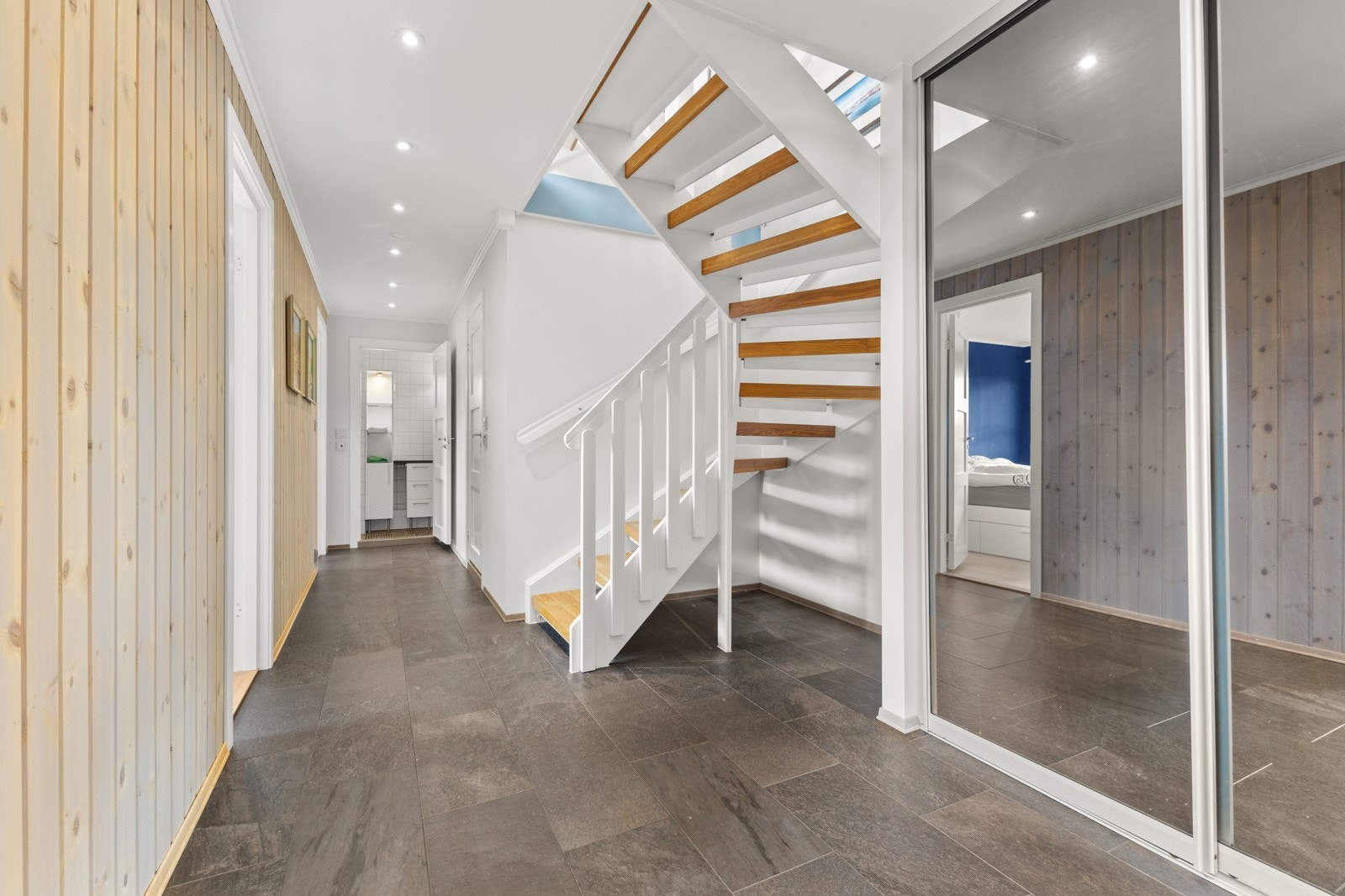 Gang i underetasje pusset opp i 2015, blant annet med nye dører til alle rom Galleribilde