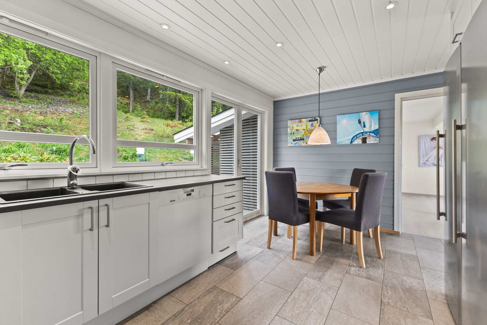 Frittstående hvitevarer medfølger. Fra kjøkkenet er det utgang til terrasse. Galleribilde