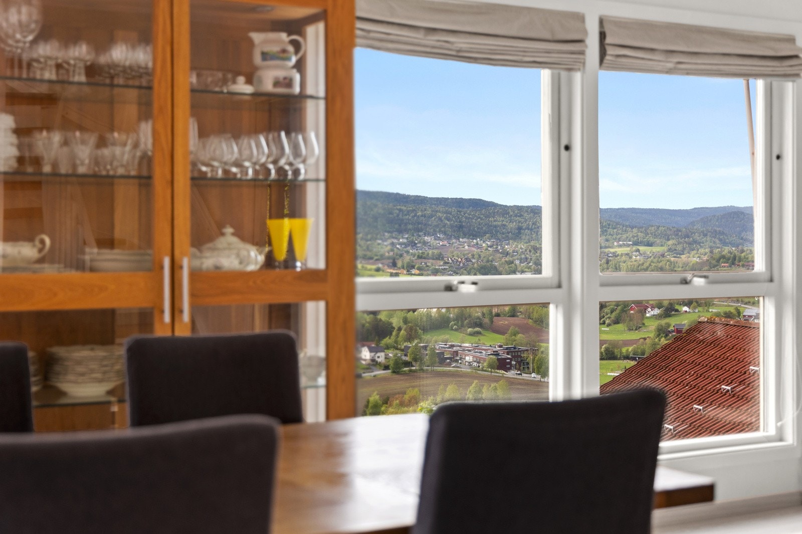 Nydelig utsikt gjennom vinduene. Galleribilde