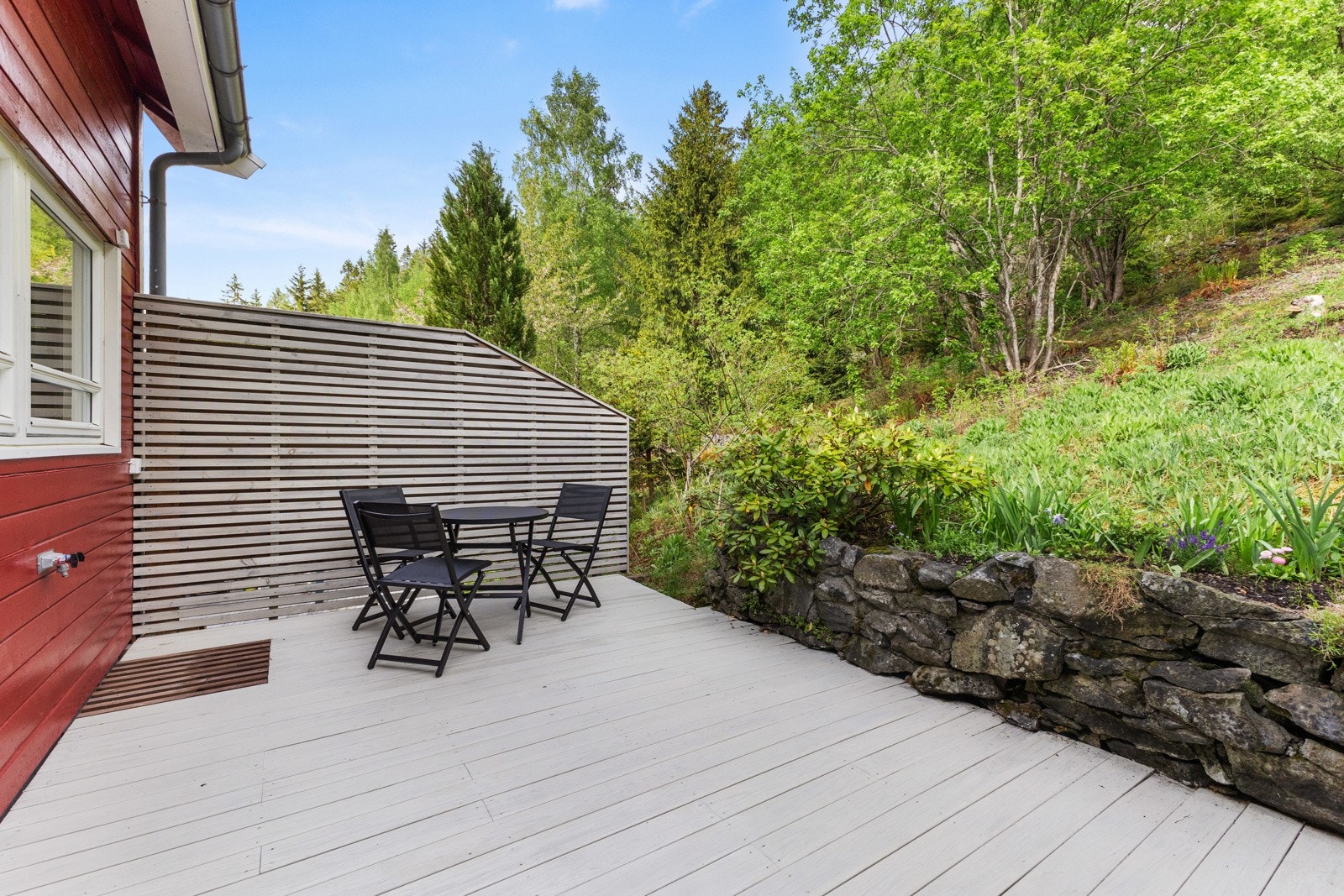 Utgang til østvendt terrasse fra kjøkkenet Galleribilde