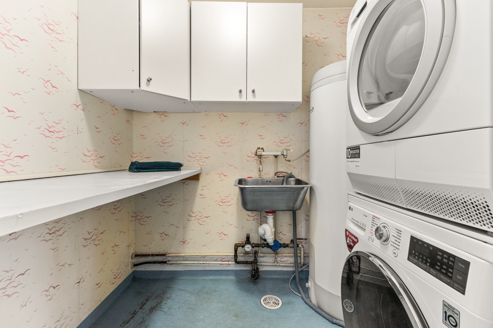 Vaskerom vegg-i-vegg med badet, fra byggeår. Galleribilde