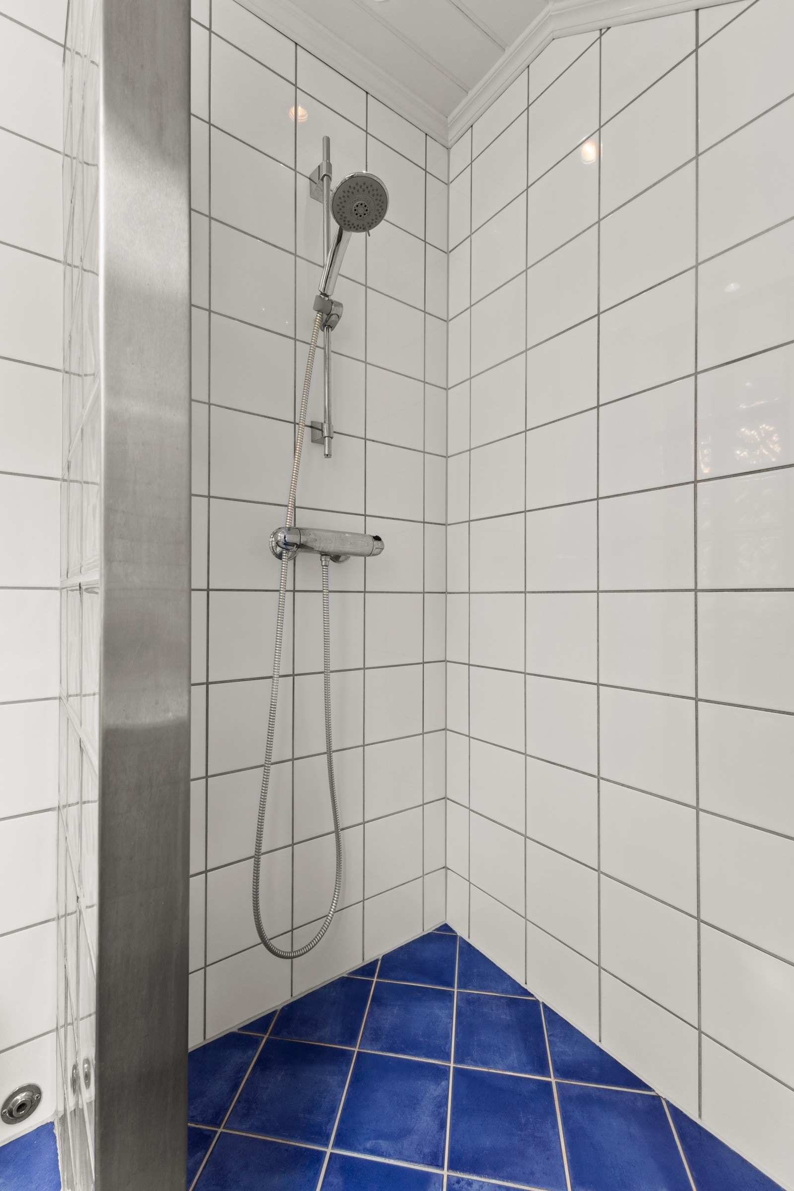 Dusjnisje med glassbyggerstein. Galleribilde