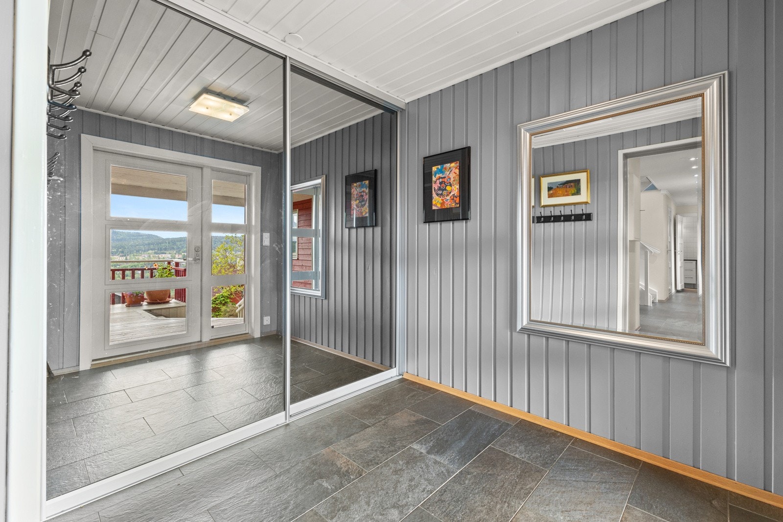 Boligen har en stor og innbydende entré/gang i U. etg. med flislagt gulv og stor helspeil skyvedørsgarderobe. Galleribilde