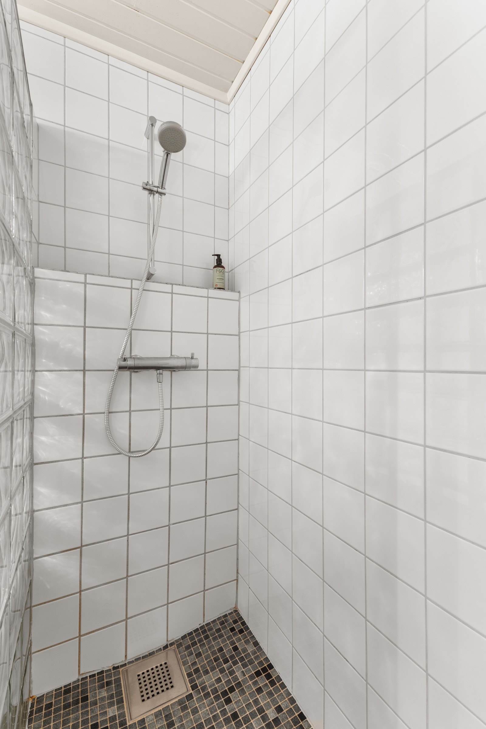 Dusjnisje med glassbyggerstein. Galleribilde