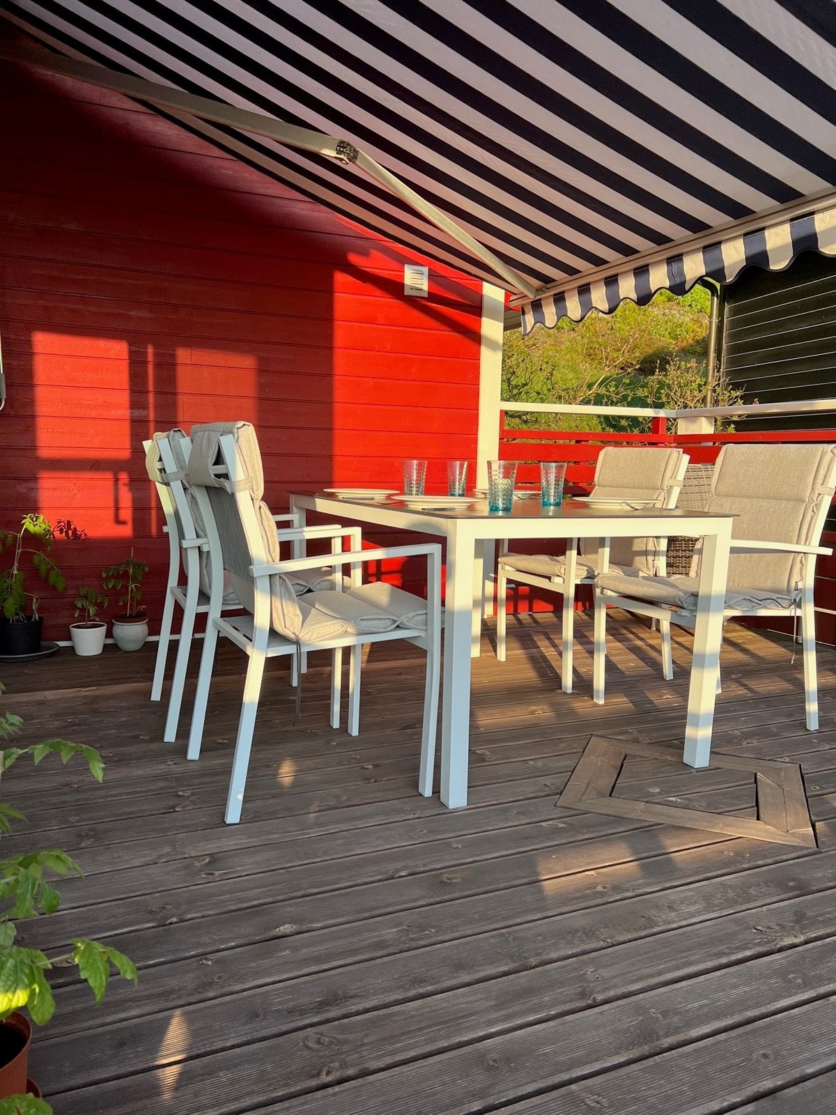 På solskinnsdager er det sol på altanen fra formiddagen til den går ned Galleribilde