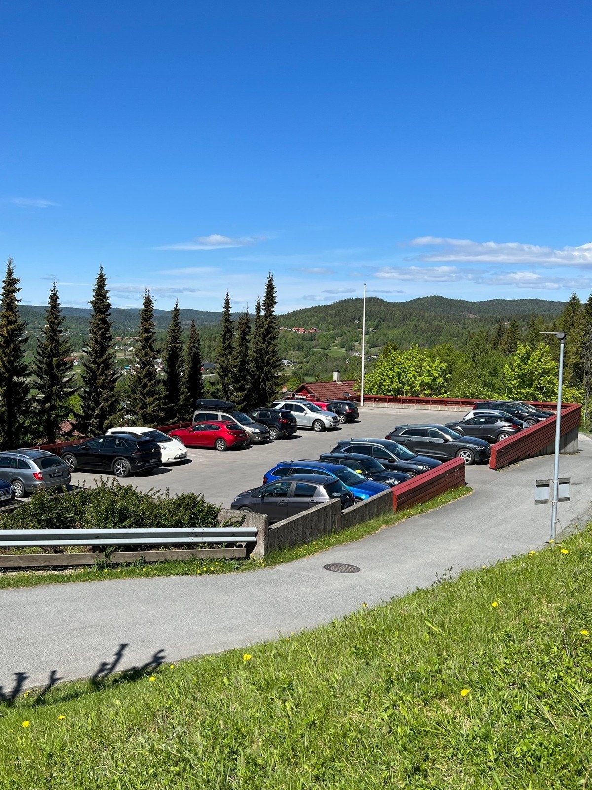 Felles utendørsparkering med gjesteplasser. Galleribilde