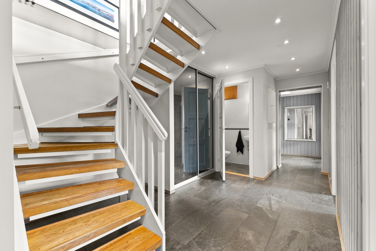 Trapp opp til stuen. Galleribilde