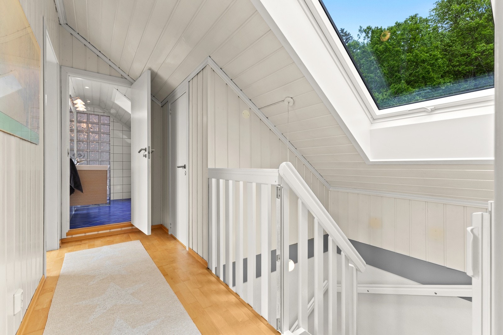 Koselig og lyst i gangen fra trappen, med adkomst til øvrige rom. Galleribilde