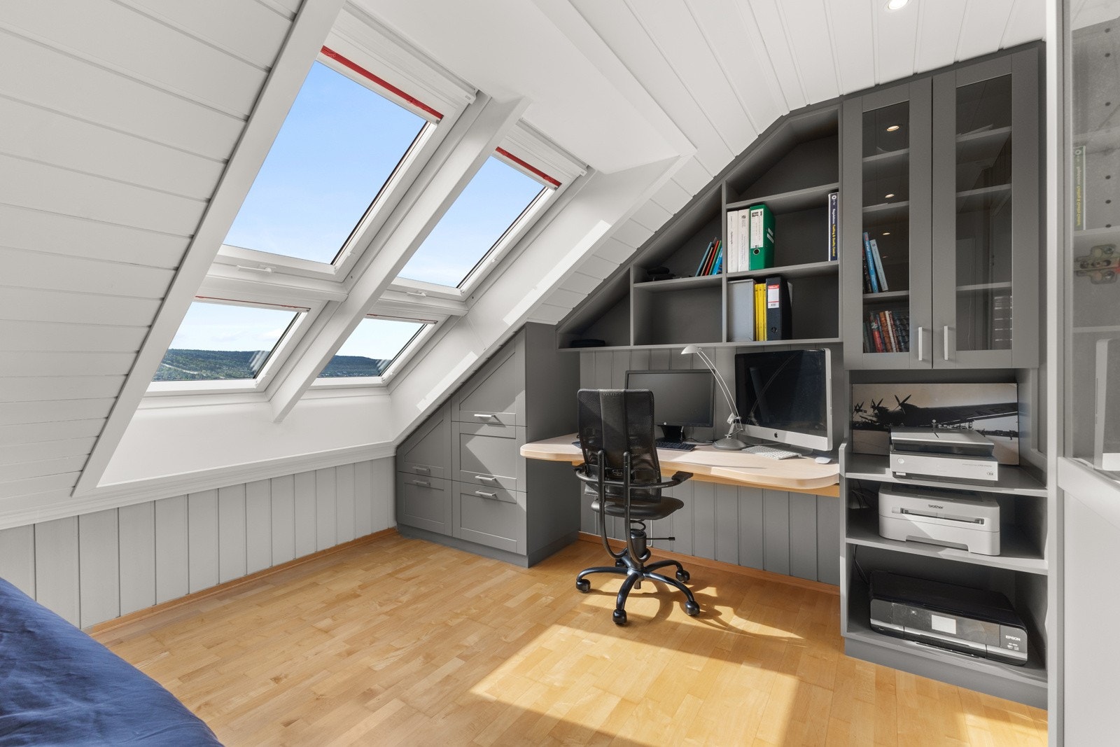 Plassbygd kontorinnredning. Galleribilde