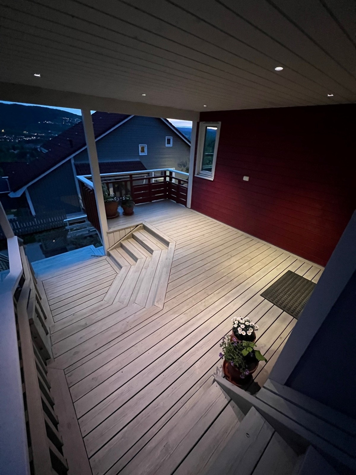 Kveldsbilde som viser utebelysningen ved inngangsdøren- privat foto. Galleribilde