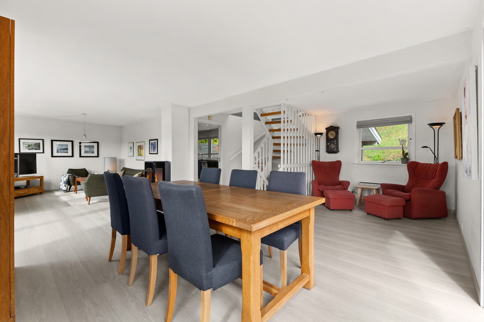 Her er det god plass til langbord for hele familien i tillegg til flere sittesoner. Galleribilde