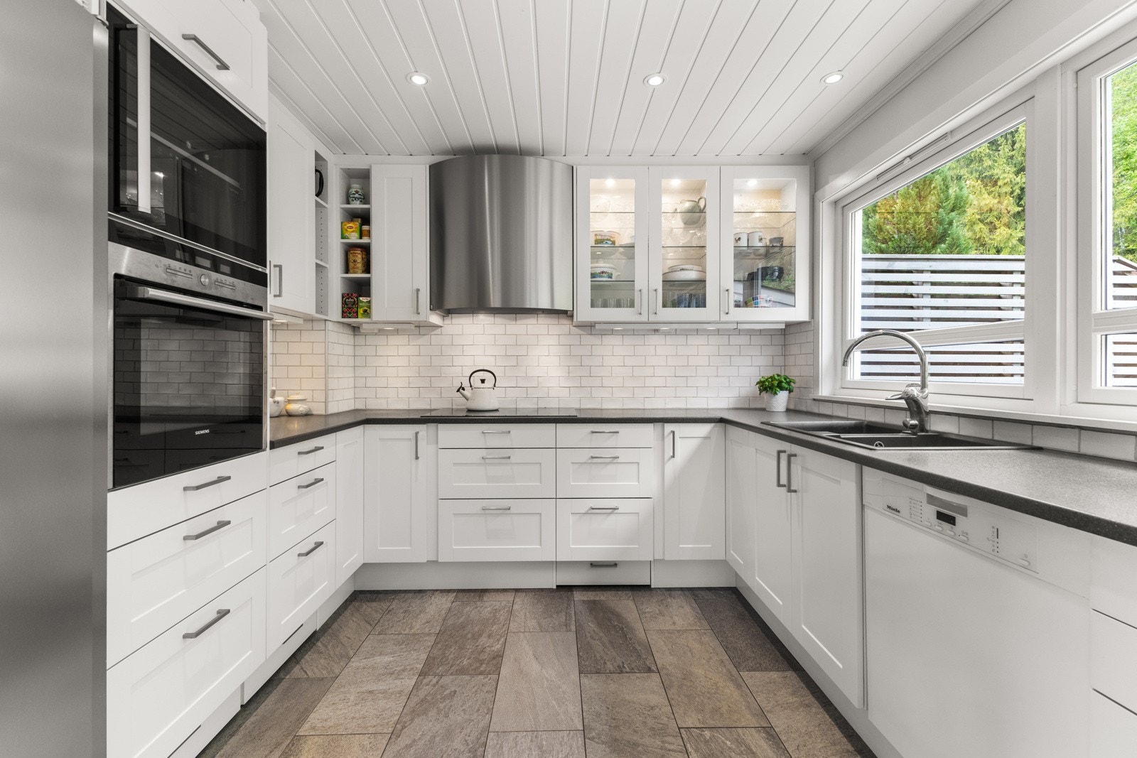 Kjøkkenet fra Sigdal er innholdsrikt, har godt med skuffer og skap, samt integrerte hvitevarer som bl.a. vinskap. Galleribilde