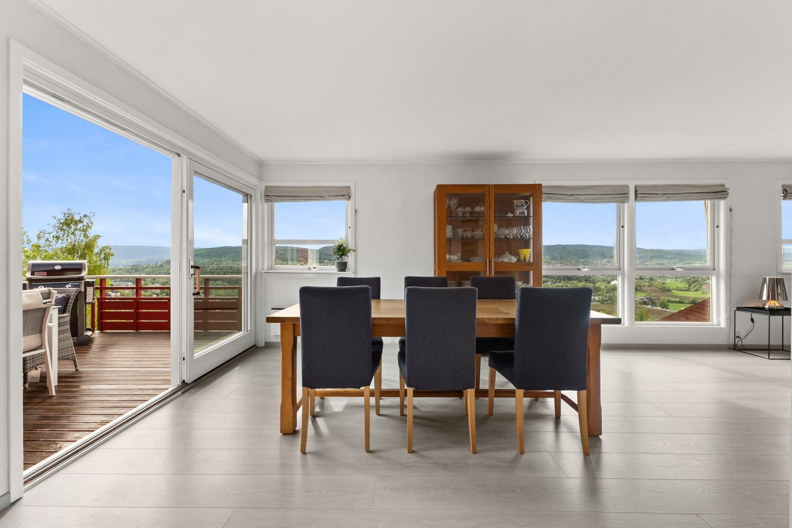 Stuen har store vindusflater med nydelig utsikt og utgang til altan. Galleribilde