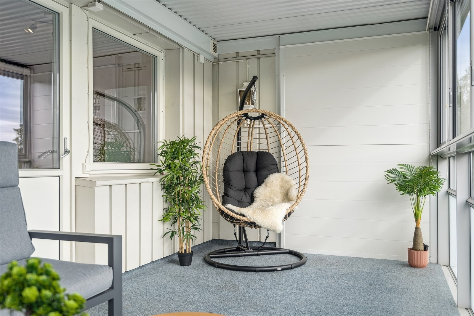 Balkongen er belagt med terrasseteppe mot betong for en mer komfortabel og enkel bruk Galleribilde
