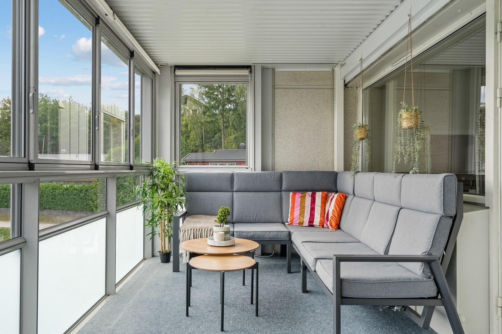 Den innglassede balkongen er på hele 13,5m² og holder en god standard - her er det gode muligheter for å strekke litt ekstra på sommeren Galleribilde