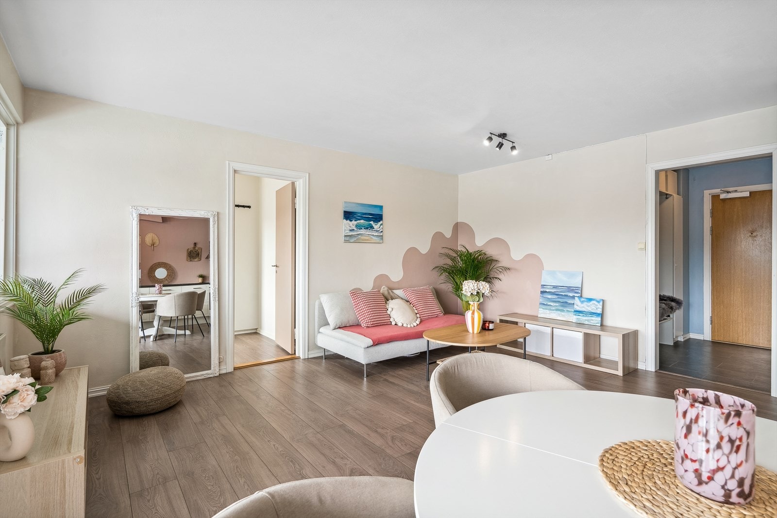 God plass til både sofa- og spisegruppe Galleribilde